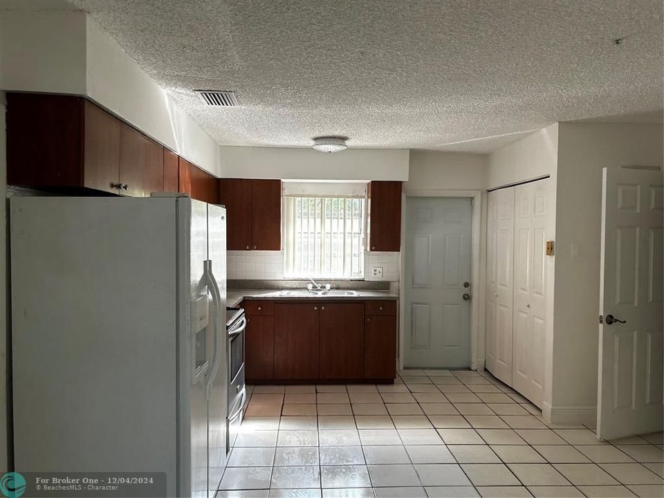 For Sale: $2,400 (3 beds, 2 baths, 2037 Square Feet)