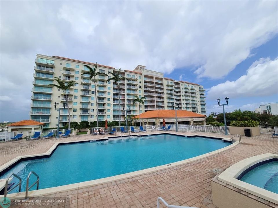 Active With Contract: $2,900 (2 beds, 2 baths, 1200 Square Feet)