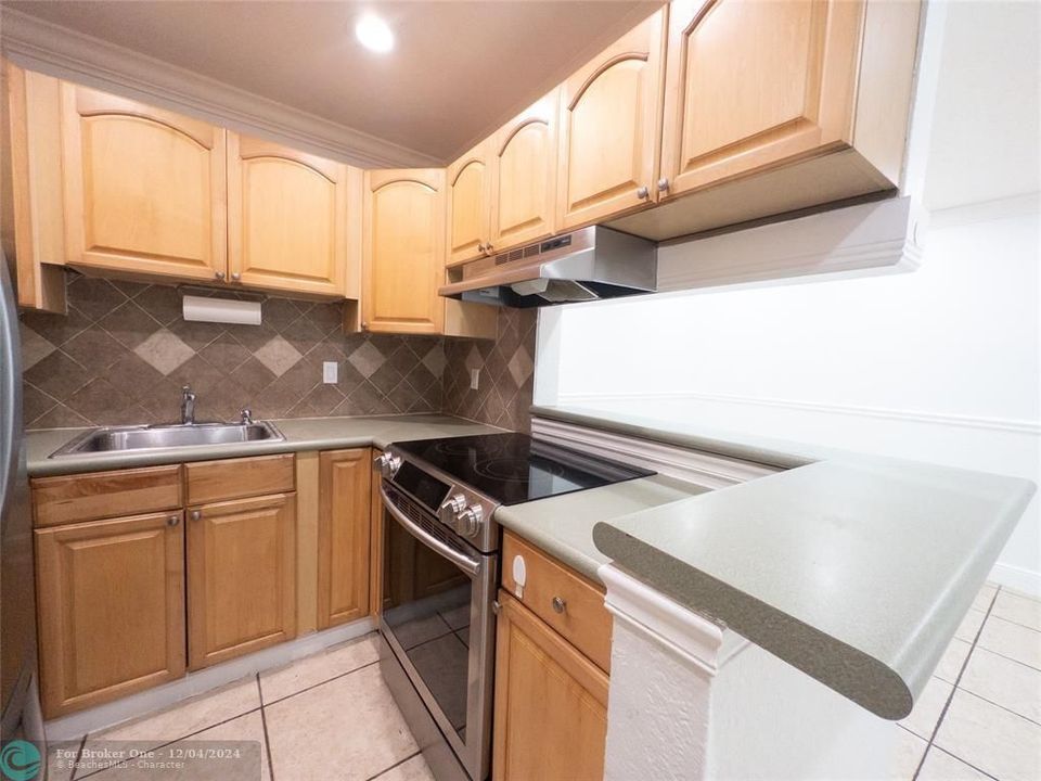 For Rent: $1,900 (2 beds, 2 baths, 800 Square Feet)