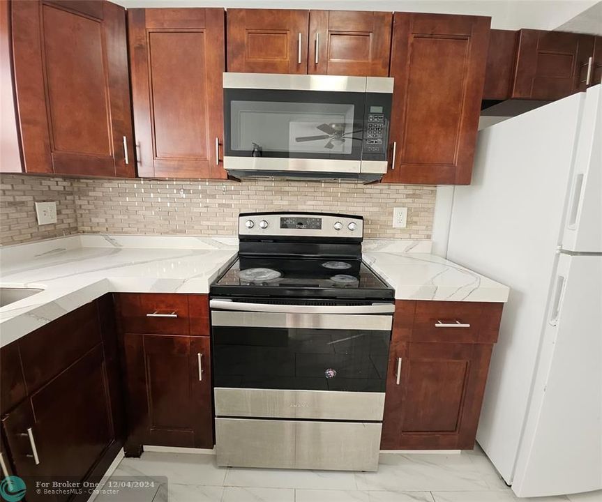 For Sale: $196,990 (2 beds, 1 baths, 1020 Square Feet)