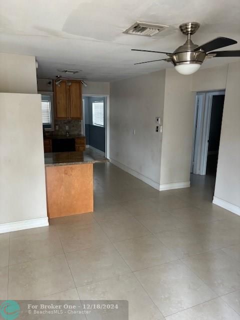 For Rent: $2,350 (2 beds, 1 baths, 884 Square Feet)