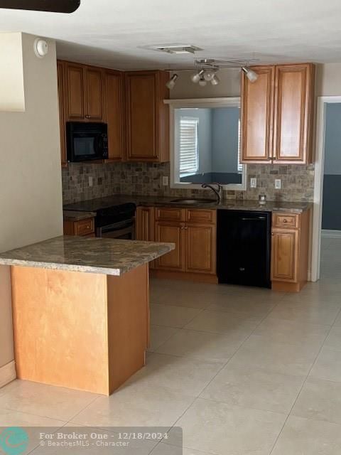 For Rent: $2,350 (2 beds, 1 baths, 884 Square Feet)