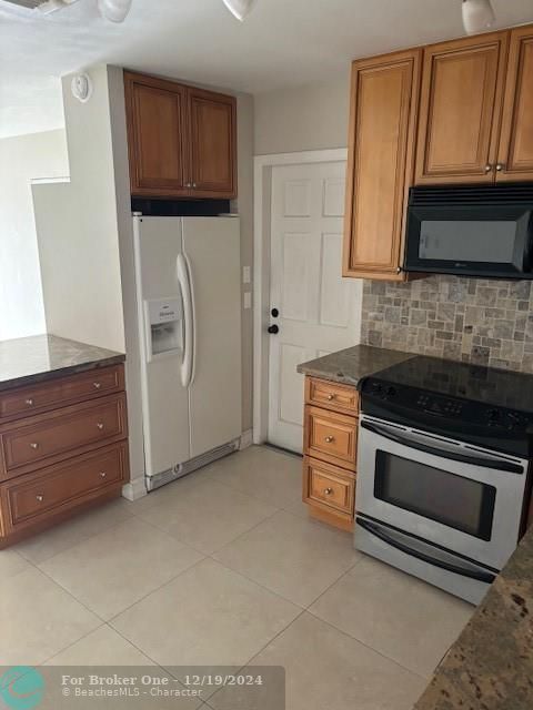 For Rent: $2,350 (2 beds, 1 baths, 884 Square Feet)