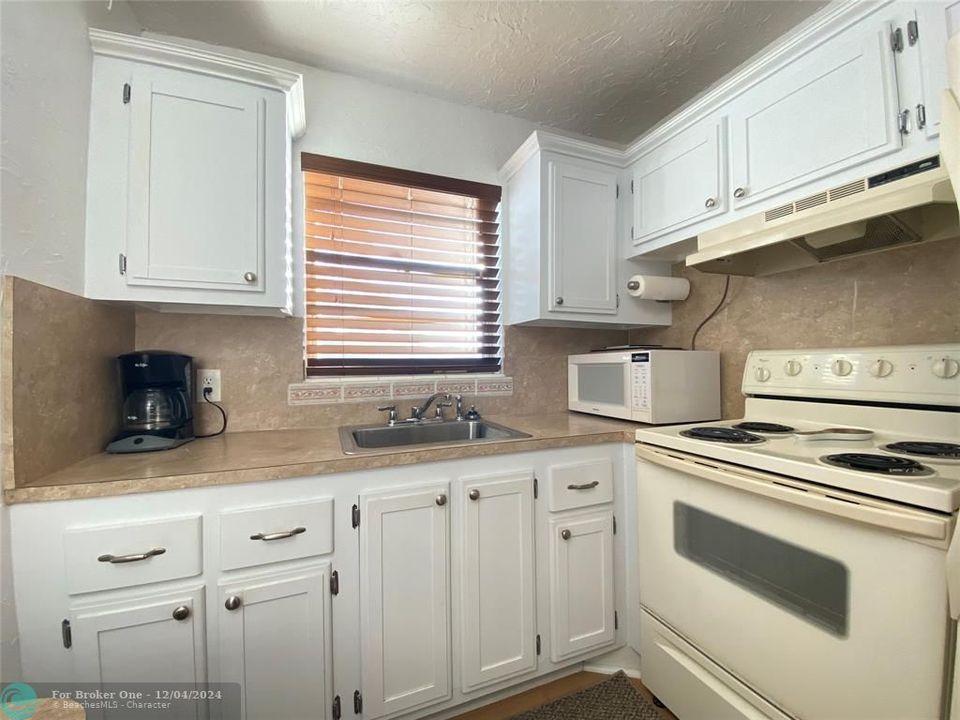 For Sale: $118,000 (1 beds, 1 baths, 703 Square Feet)