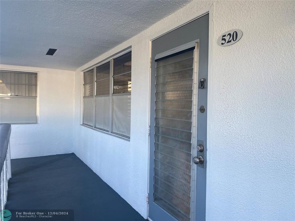 For Sale: $118,000 (1 beds, 1 baths, 703 Square Feet)