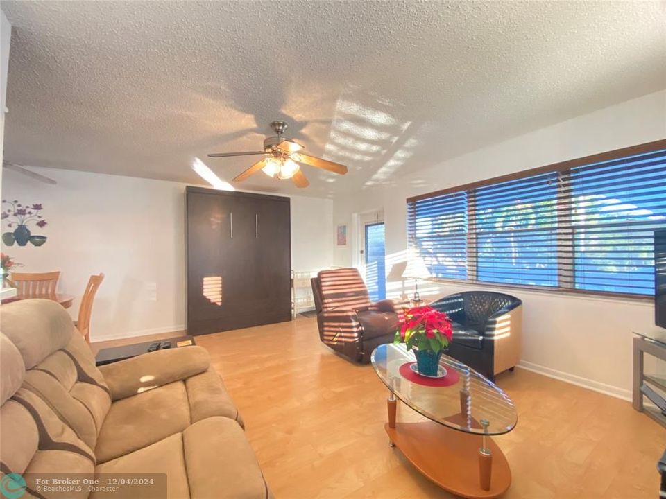 For Sale: $118,000 (1 beds, 1 baths, 703 Square Feet)