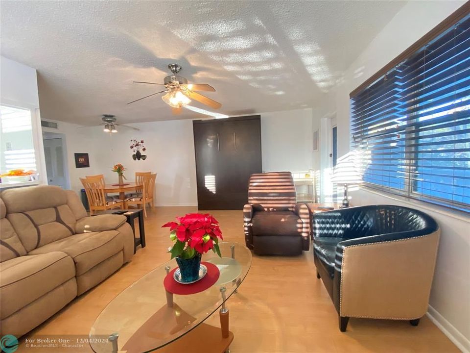 For Sale: $118,000 (1 beds, 1 baths, 703 Square Feet)