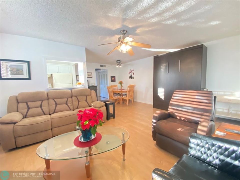 For Sale: $118,000 (1 beds, 1 baths, 703 Square Feet)