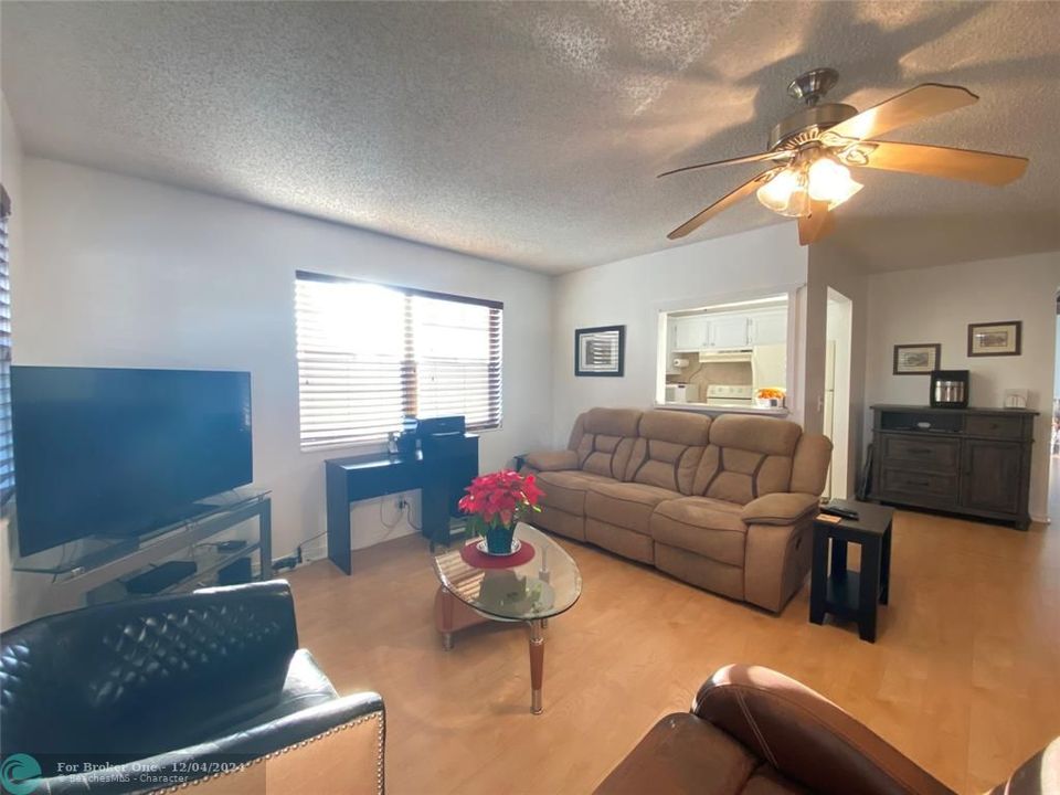 For Sale: $118,000 (1 beds, 1 baths, 703 Square Feet)