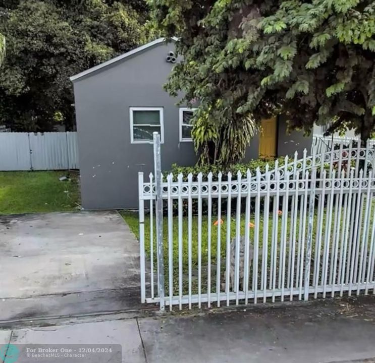 For Sale: $400,000 (3 beds, 1 baths, 968 Square Feet)