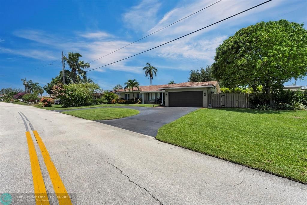 For Sale: $999,999 (4 beds, 2 baths, 1742 Square Feet)