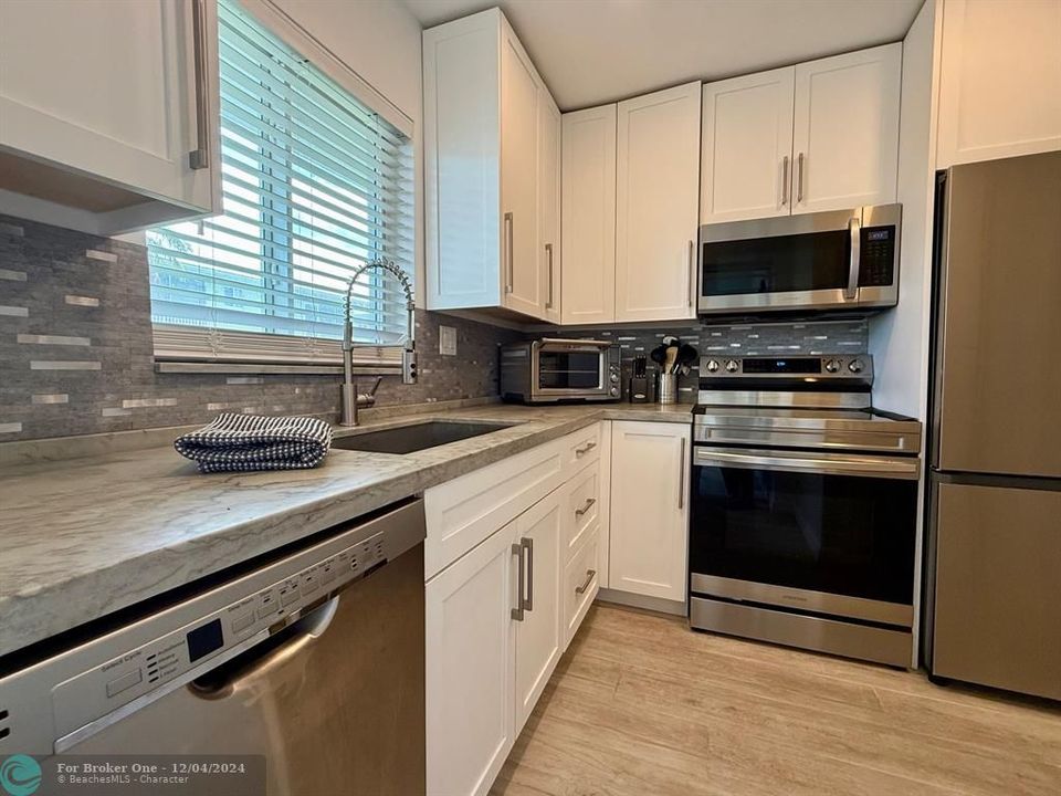 For Sale: $230,000 (2 beds, 2 baths, 1000 Square Feet)