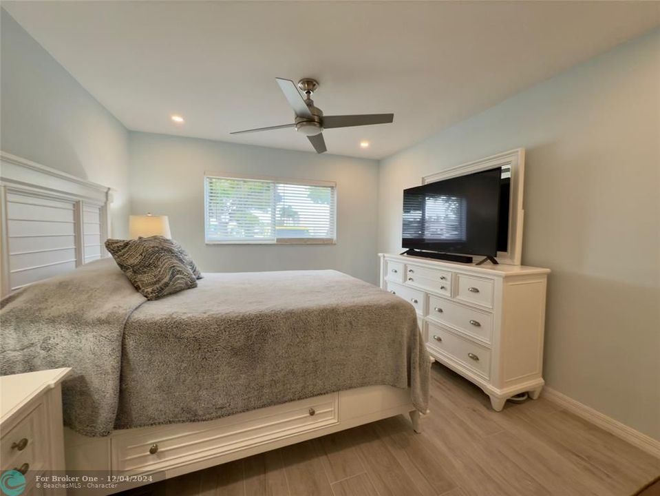 For Sale: $230,000 (2 beds, 2 baths, 1000 Square Feet)