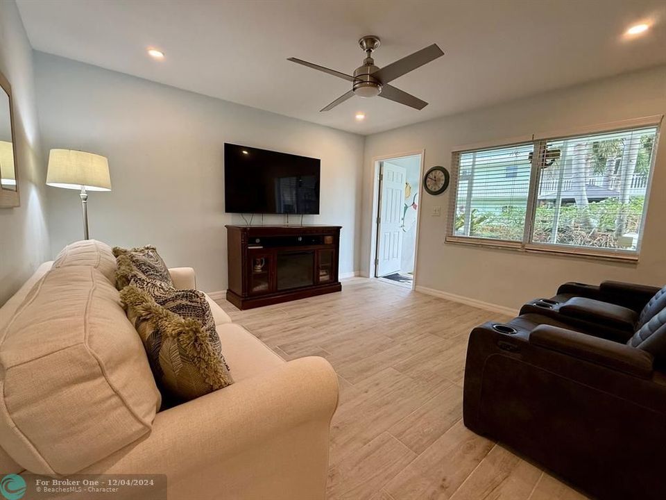 For Sale: $230,000 (2 beds, 2 baths, 1000 Square Feet)