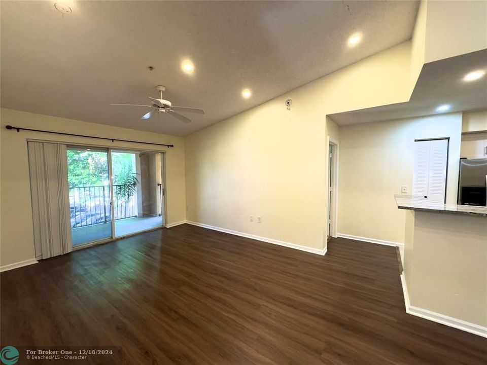 For Rent: $2,400 (2 beds, 2 baths, 966 Square Feet)