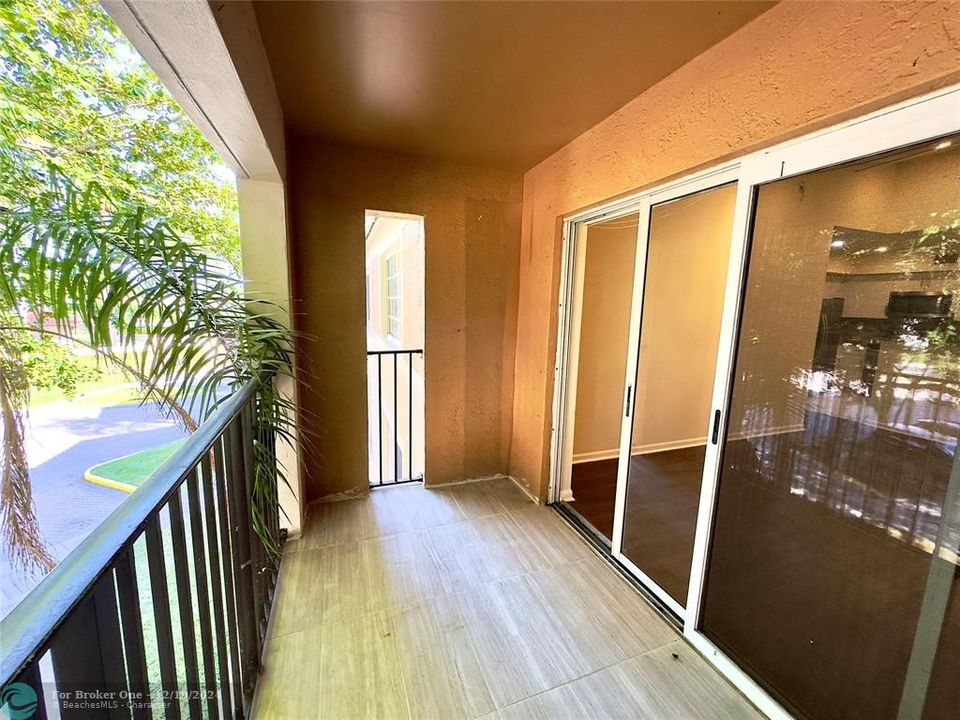 For Rent: $2,400 (2 beds, 2 baths, 966 Square Feet)