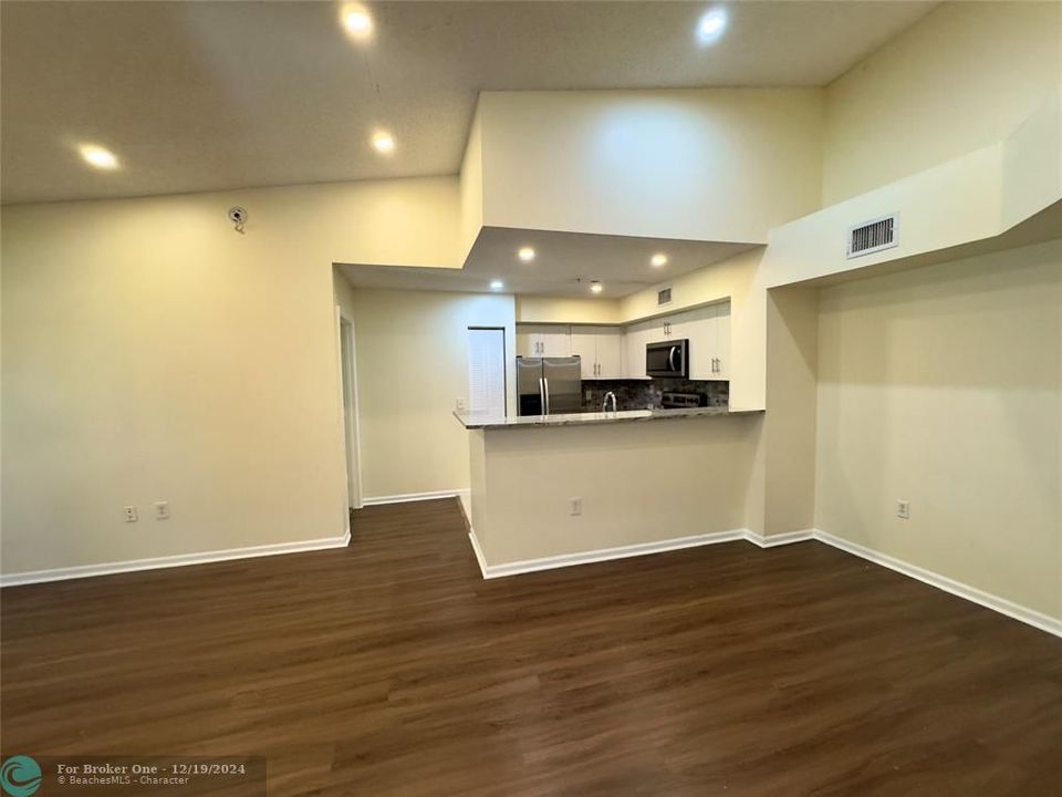 For Rent: $2,400 (2 beds, 2 baths, 966 Square Feet)