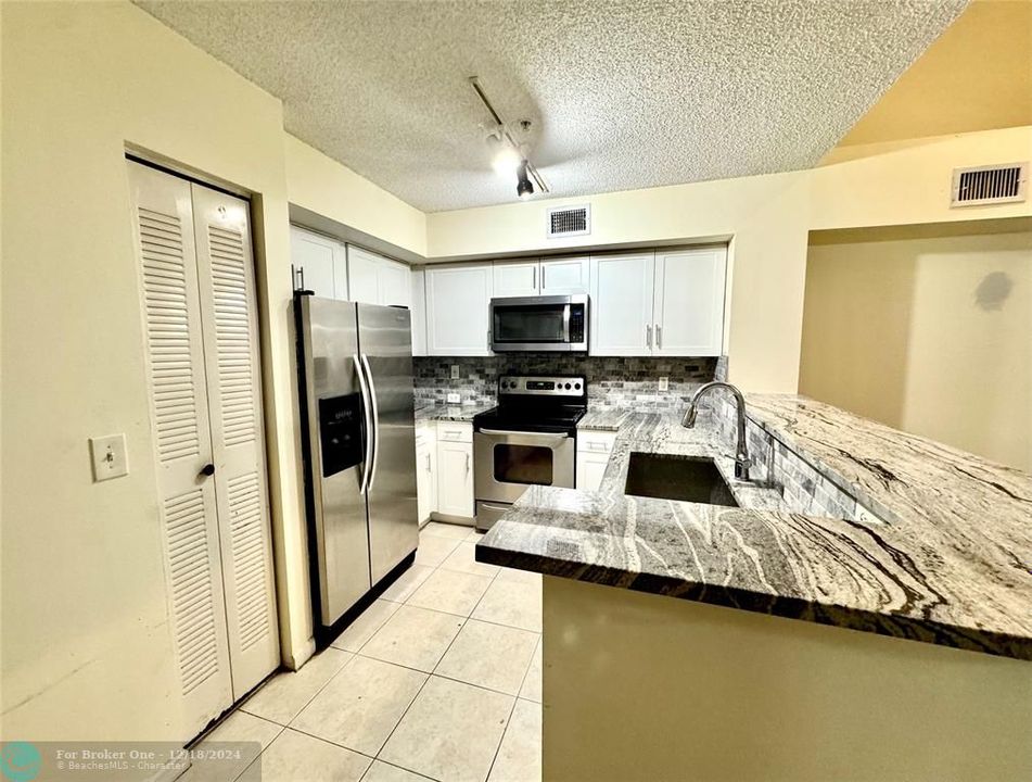 For Rent: $2,400 (2 beds, 2 baths, 966 Square Feet)