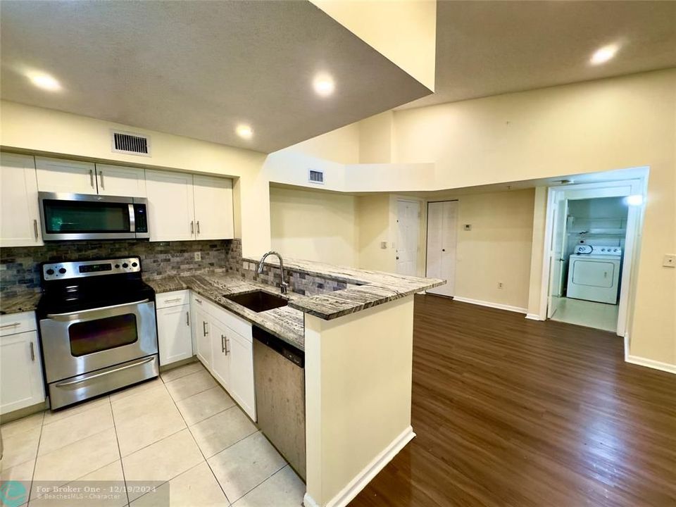 For Rent: $2,400 (2 beds, 2 baths, 966 Square Feet)