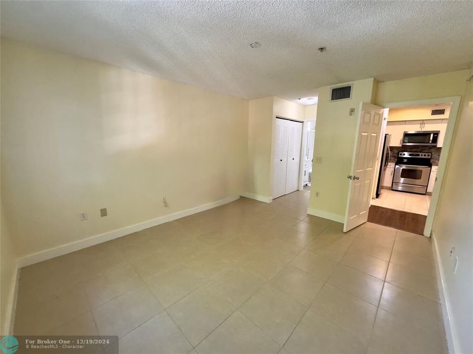 For Rent: $2,400 (2 beds, 2 baths, 966 Square Feet)