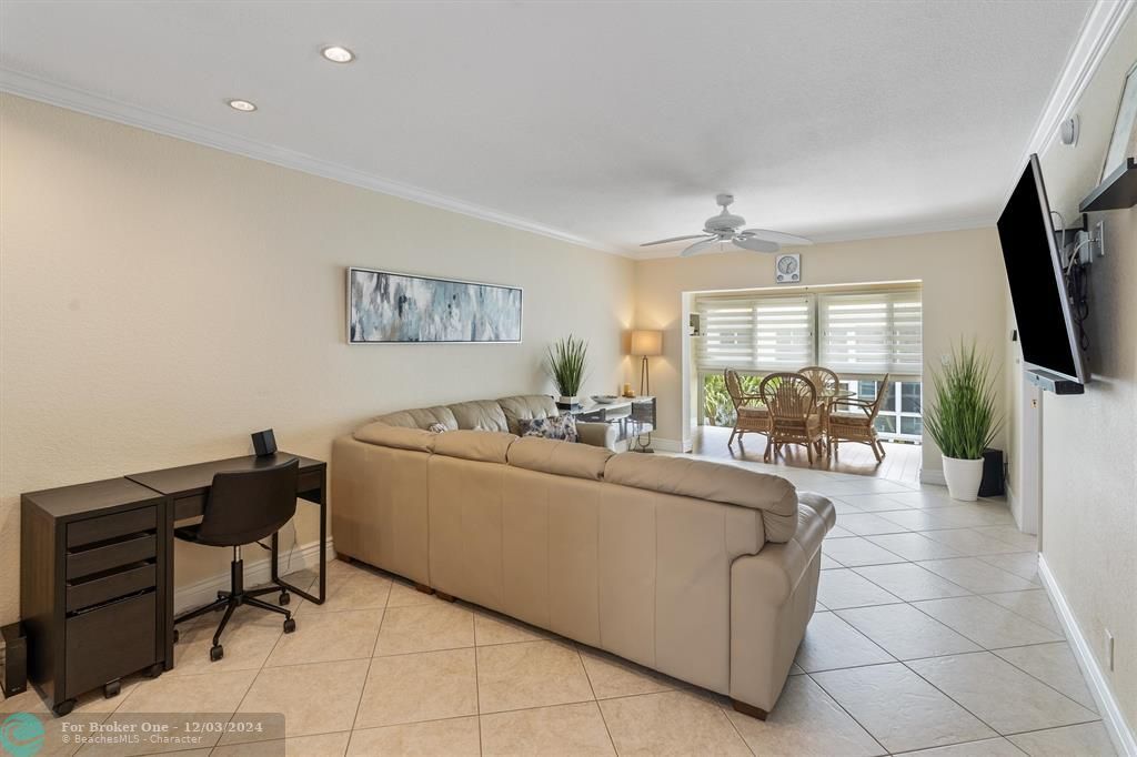 For Sale: $427,000 (2 beds, 2 baths, 1000 Square Feet)