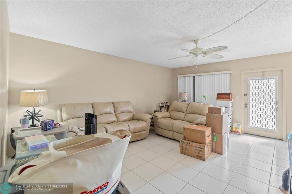 For Sale: $159,900 (2 beds, 2 baths, 983 Square Feet)