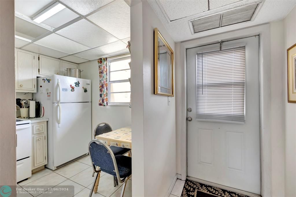 For Sale: $105,000 (1 beds, 1 baths, 684 Square Feet)