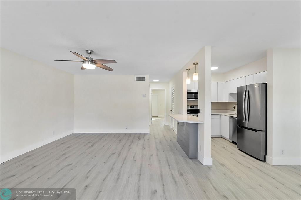 For Sale: $2,300 (2 beds, 1 baths, 880 Square Feet)