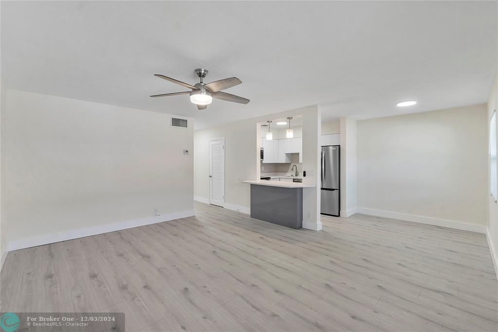 For Sale: $2,300 (2 beds, 1 baths, 880 Square Feet)