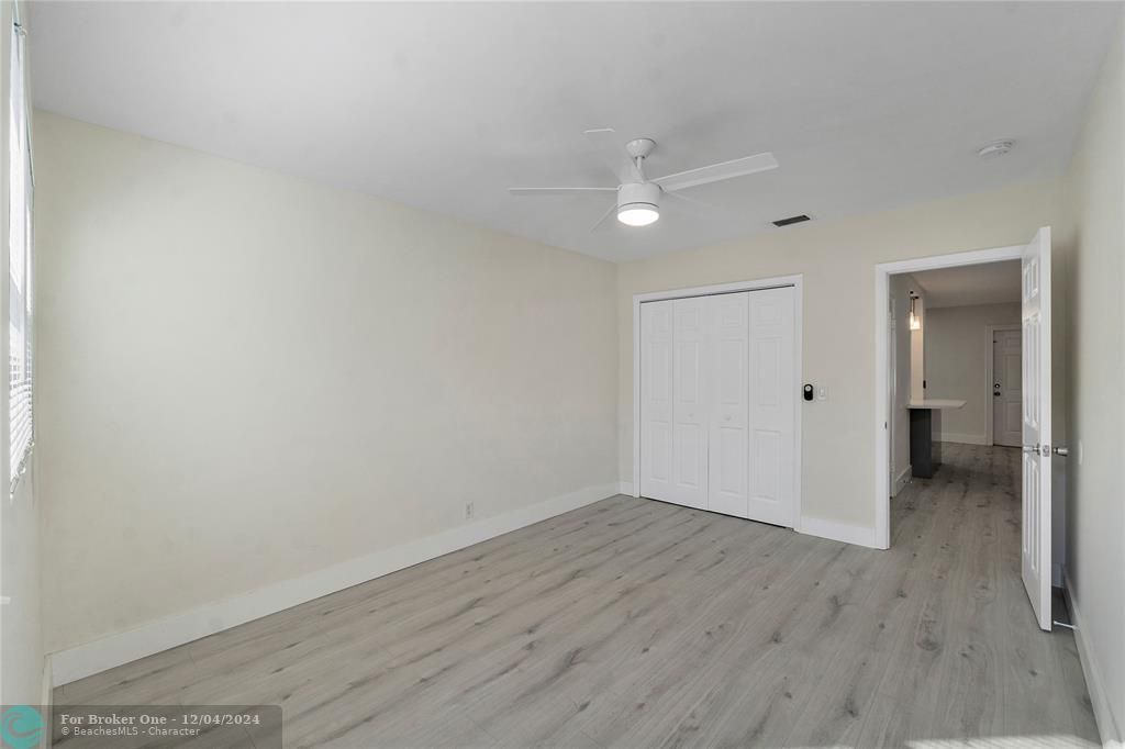 For Sale: $2,300 (2 beds, 1 baths, 880 Square Feet)