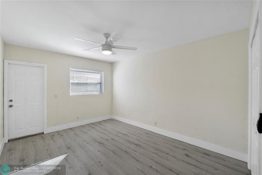 For Sale: $2,300 (2 beds, 1 baths, 880 Square Feet)