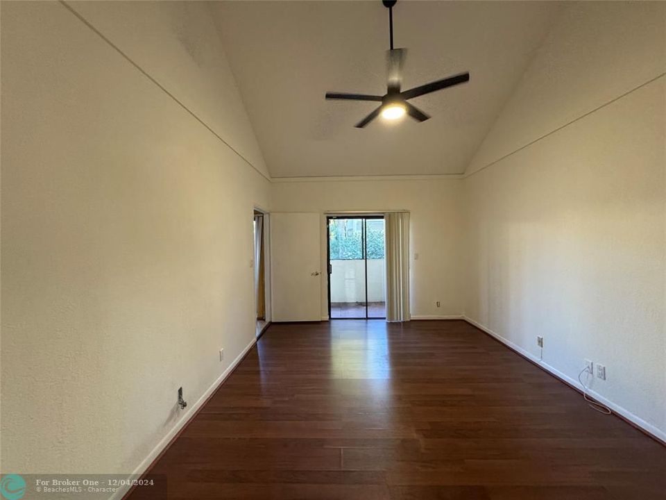 For Sale: $220,000 (2 beds, 2 baths, 1000 Square Feet)