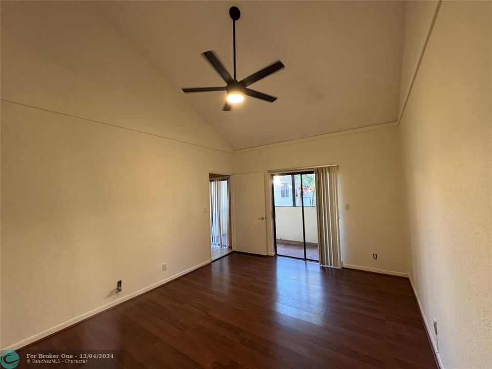 For Sale: $220,000 (2 beds, 2 baths, 1000 Square Feet)