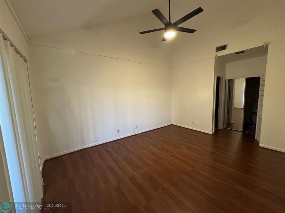 For Sale: $220,000 (2 beds, 2 baths, 1000 Square Feet)