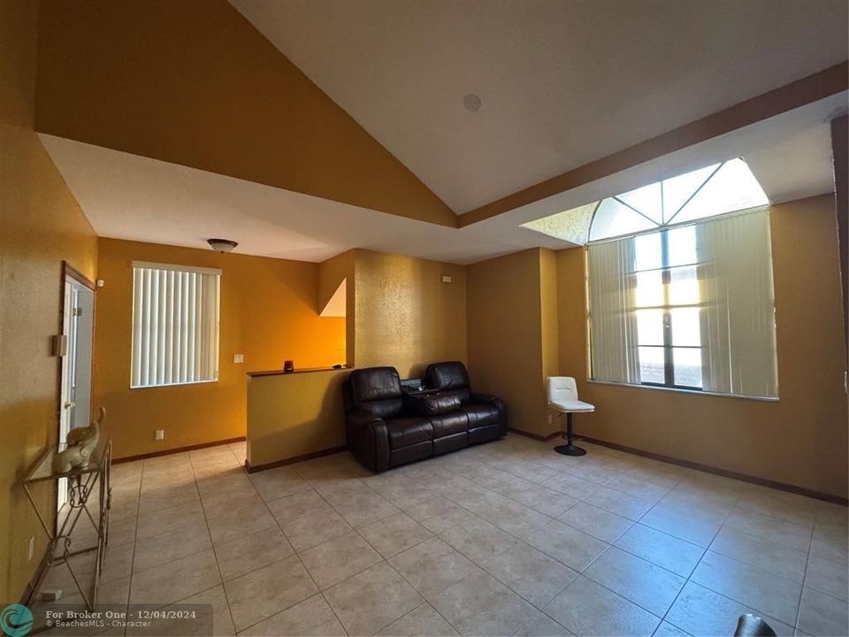 For Sale: $220,000 (2 beds, 2 baths, 1000 Square Feet)