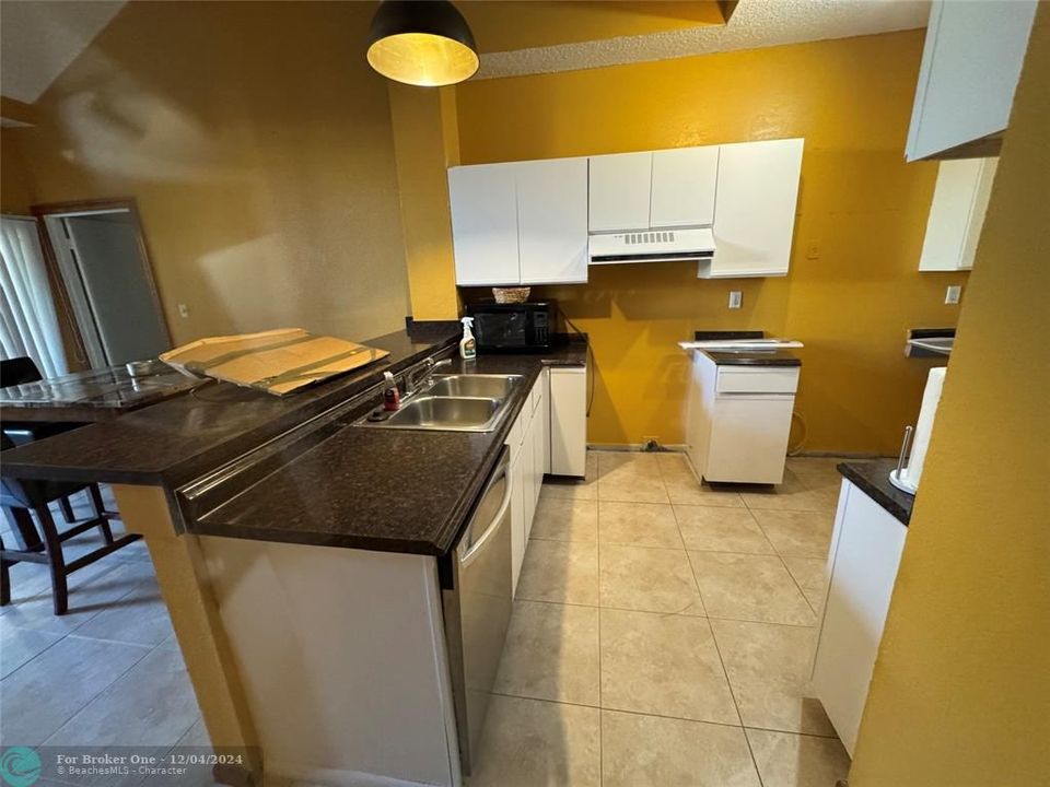 For Sale: $220,000 (2 beds, 2 baths, 1000 Square Feet)