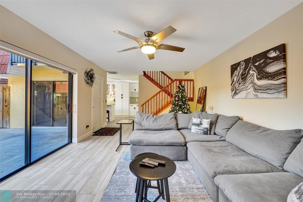 For Sale: $408,000 (2 beds, 2 baths, 1372 Square Feet)