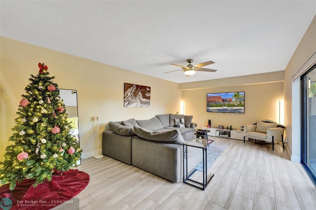 For Sale: $408,000 (2 beds, 2 baths, 1372 Square Feet)