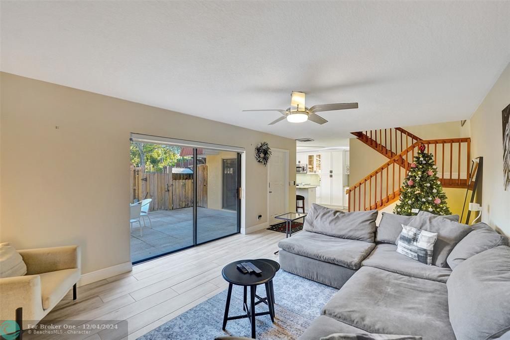 For Sale: $408,000 (2 beds, 2 baths, 1372 Square Feet)