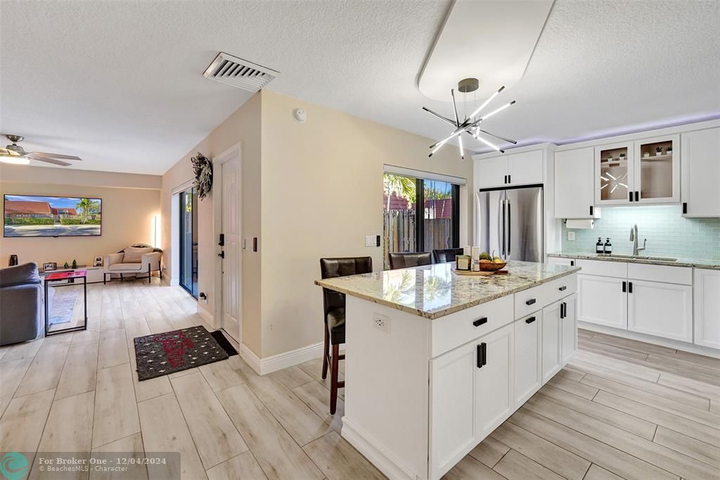 For Sale: $408,000 (2 beds, 2 baths, 1372 Square Feet)