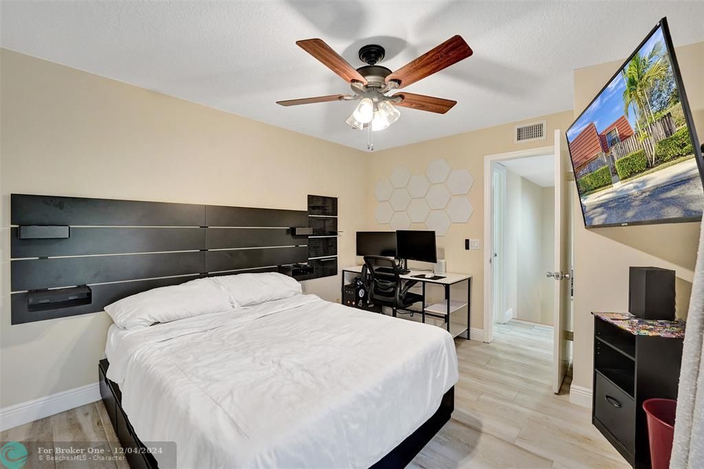 For Sale: $408,000 (2 beds, 2 baths, 1372 Square Feet)