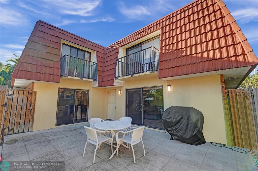 For Sale: $408,000 (2 beds, 2 baths, 1372 Square Feet)