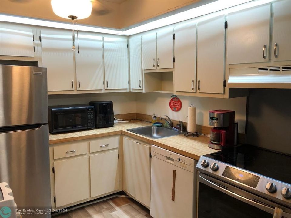 For Sale: $199,900 (2 beds, 2 baths, 1163 Square Feet)