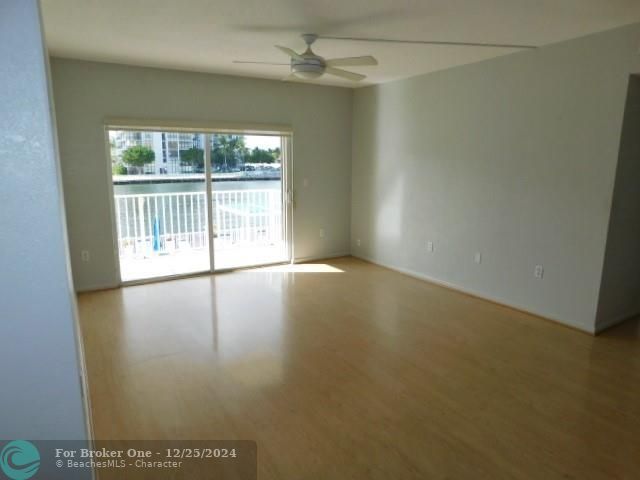 For Sale: $397,500 (2 beds, 2 baths, 990 Square Feet)