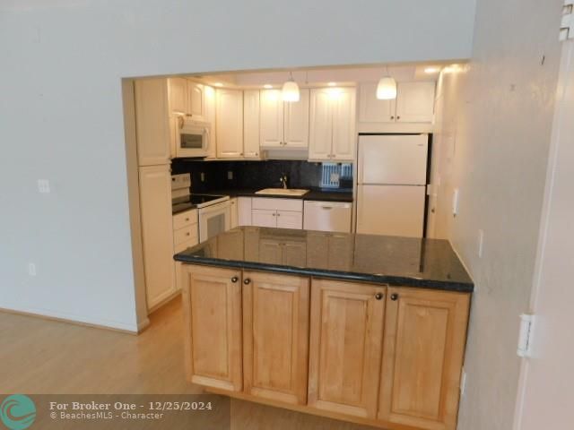 For Sale: $397,500 (2 beds, 2 baths, 990 Square Feet)