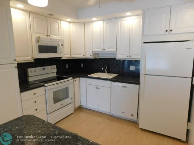 For Sale: $397,500 (2 beds, 2 baths, 990 Square Feet)