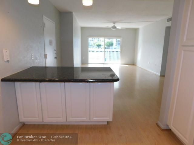 For Sale: $397,500 (2 beds, 2 baths, 990 Square Feet)