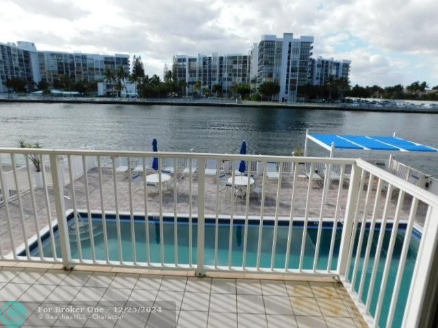 For Sale: $397,500 (2 beds, 2 baths, 990 Square Feet)