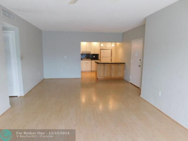 For Sale: $397,500 (2 beds, 2 baths, 990 Square Feet)