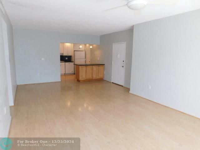 For Sale: $397,500 (2 beds, 2 baths, 990 Square Feet)